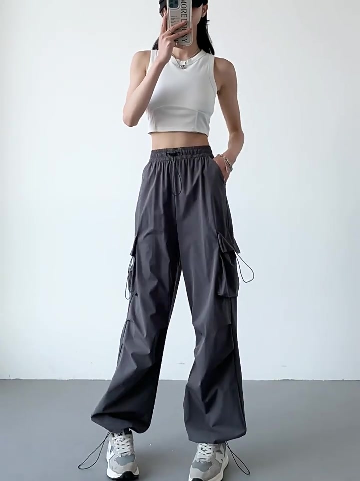 穿上这条粉色工装裤，我直接变身甜酷女孩天花板！