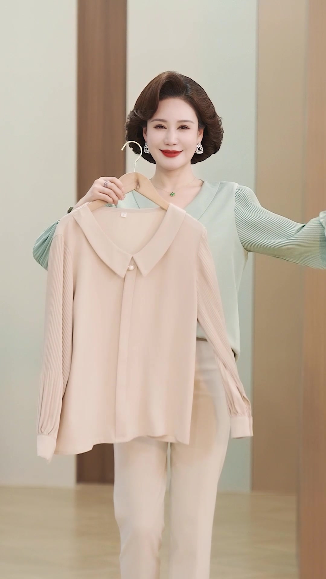 50+妈妈装穿搭分享｜这件小衫让我妈秒变时髦精！