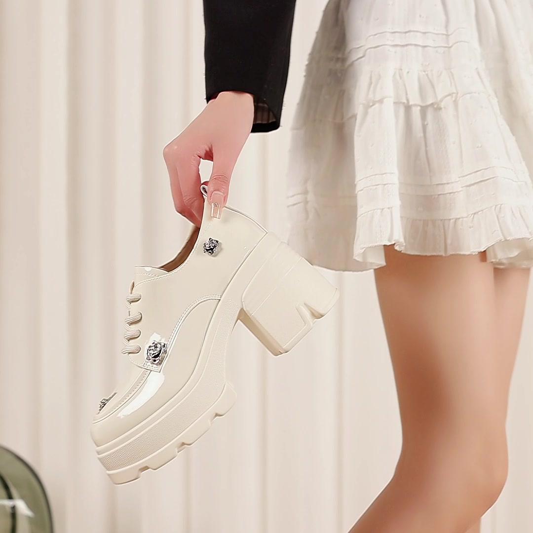 达芙妮这双漆皮乐福鞋，让我重新认识了什么叫“百搭不累脚”