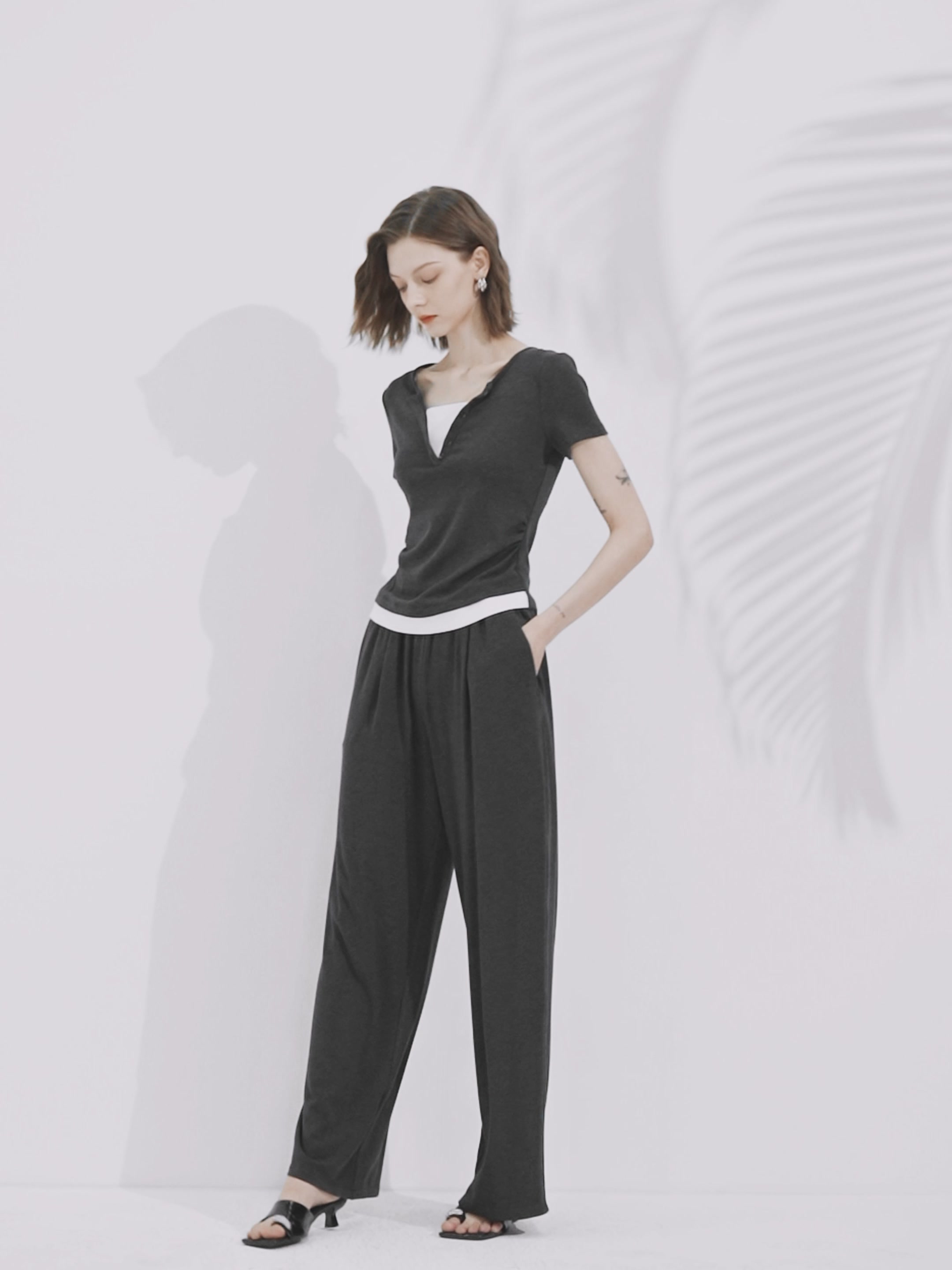 撞色假两件T恤+直筒裤套装：夏日穿搭的懒人救星？