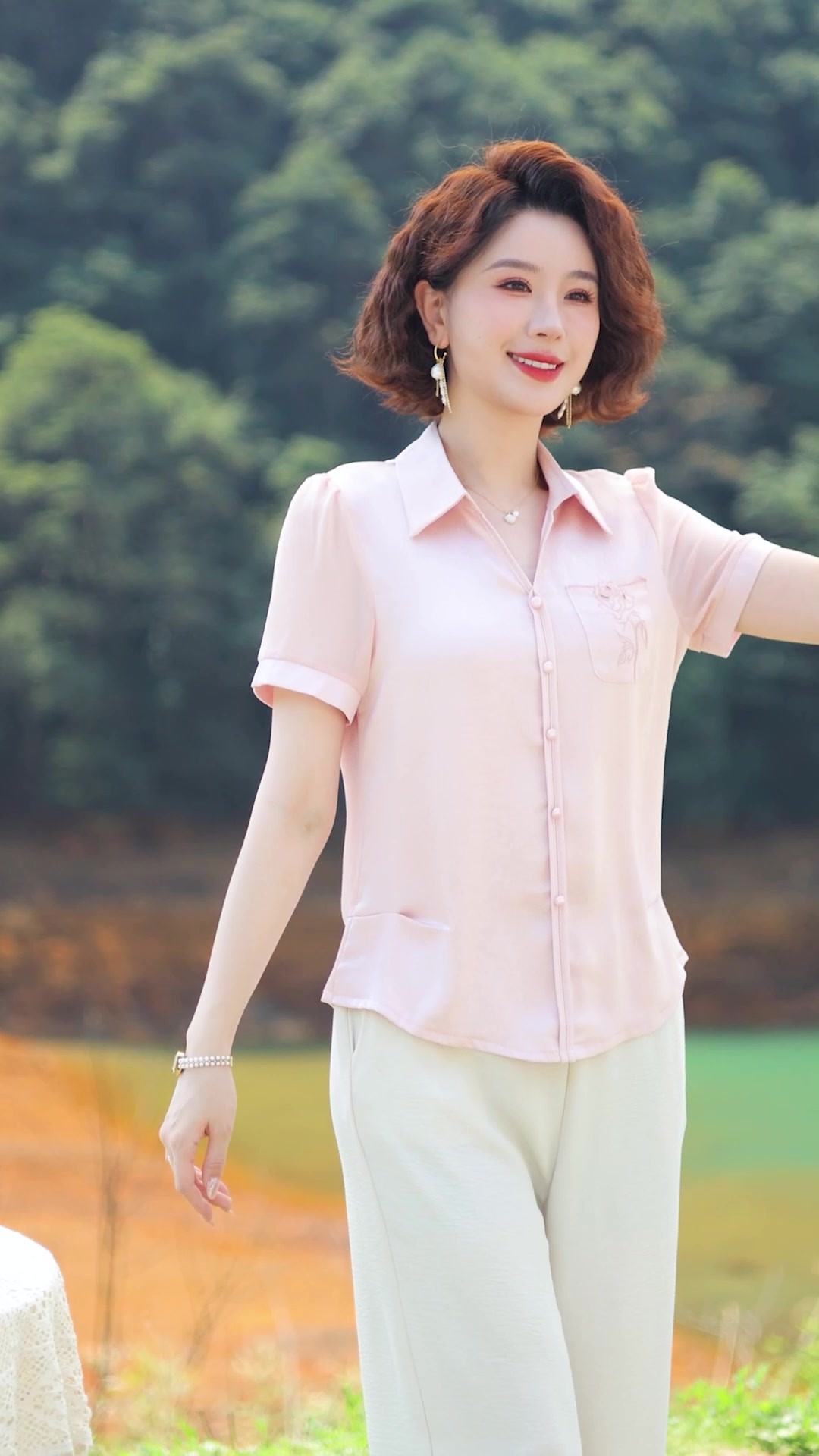 妈妈夏装新宠！纤依派气质短袖衬衫，减龄翻领T恤真实体验