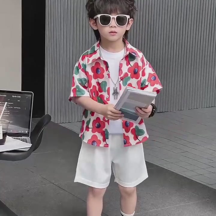 穿上这件花衬衫，我儿子成了小区最靓的仔
