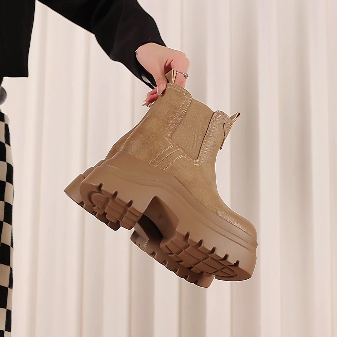 达芙妮这双烟筒靴，让我在冬天找到了时髦与温暖的完美平衡