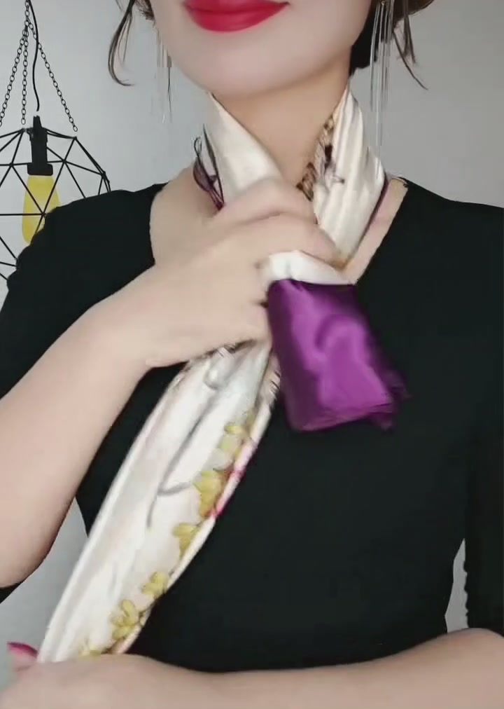 丝巾控必入！KISS ME DOLL这条花色太温柔了，98元解锁N种穿搭！