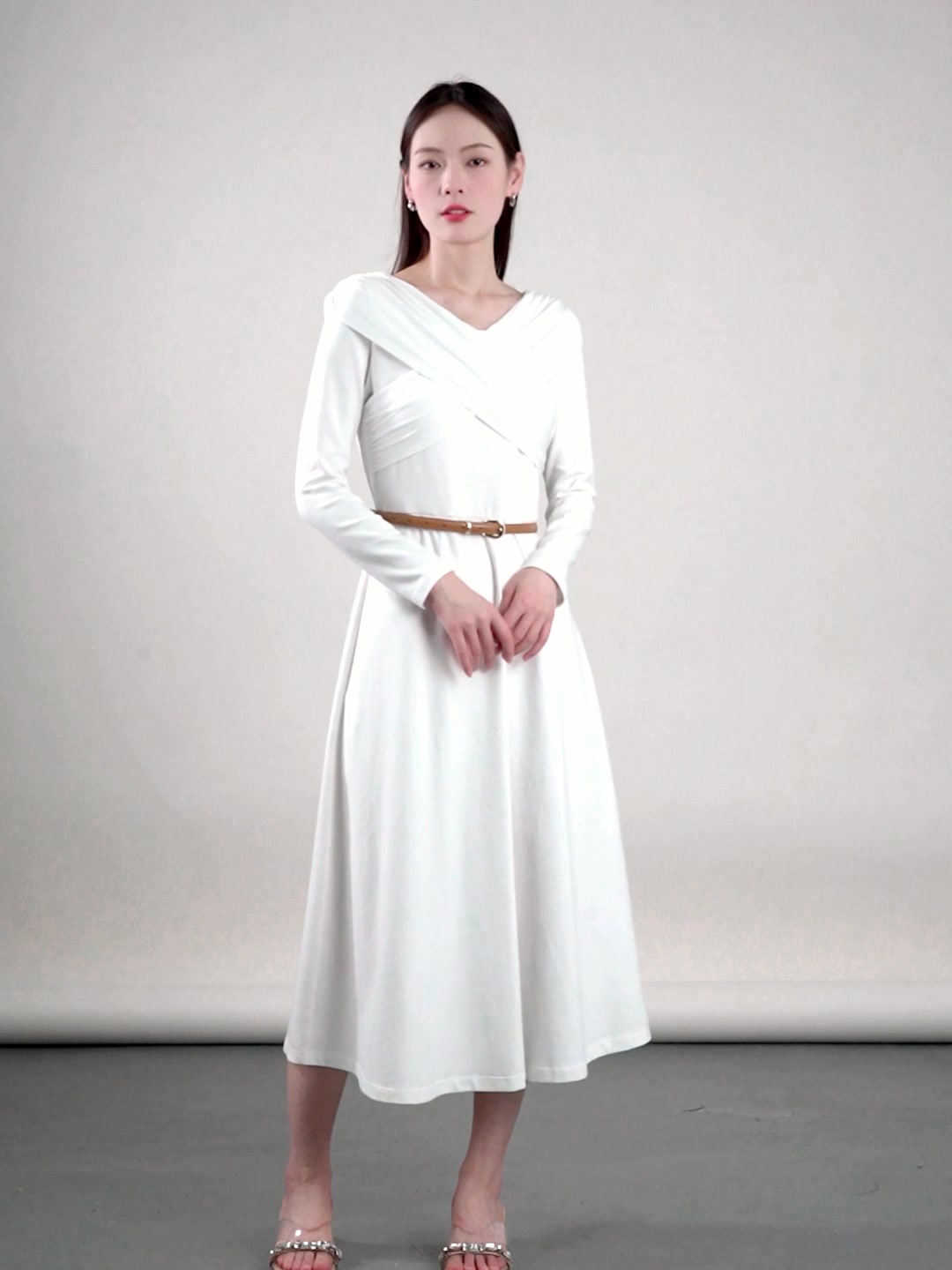 穿上这条MeetMetro小白裙，我直接变身春日里的温柔仙女！