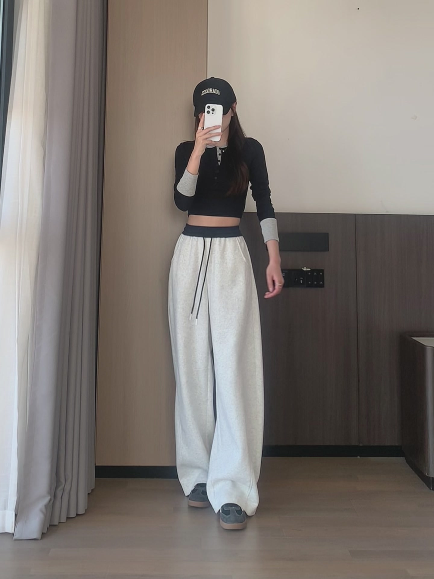 韩左韩右拼接腰松紧腰弯刀裤：2025冬季潮流新宠，舒适与时尚的完美结合