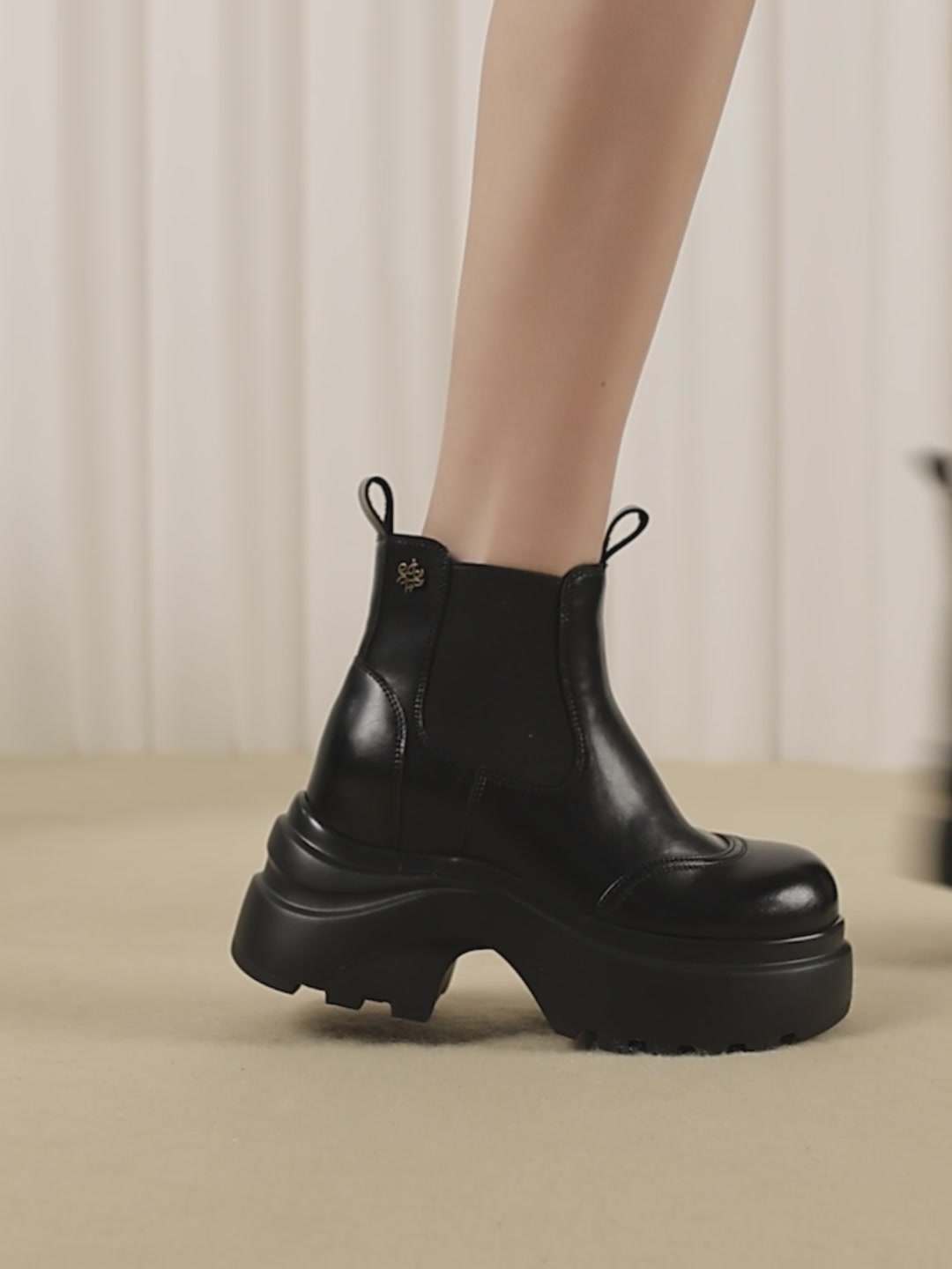 达芙妮增高马丁靴：小个子的‘物理外挂’，还是时尚界的‘内增高陷阱’？