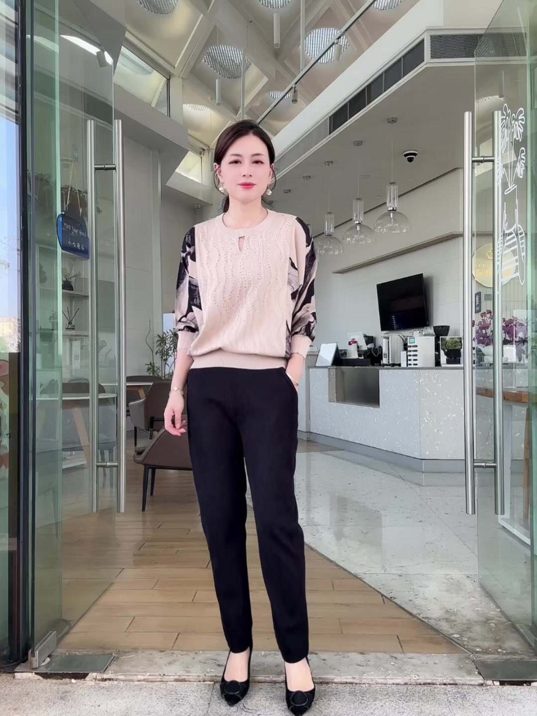 给妈妈挑的夏日小衫，简约又洋气，她开心得像个孩子！