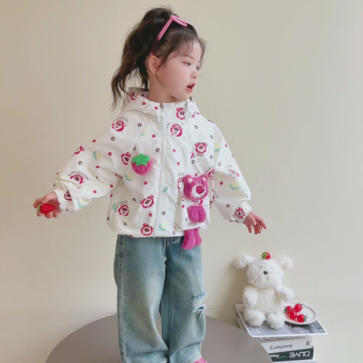 桃子猴草莓熊冲锋衣：女宝秋日户外穿搭，萌趣与实用并存