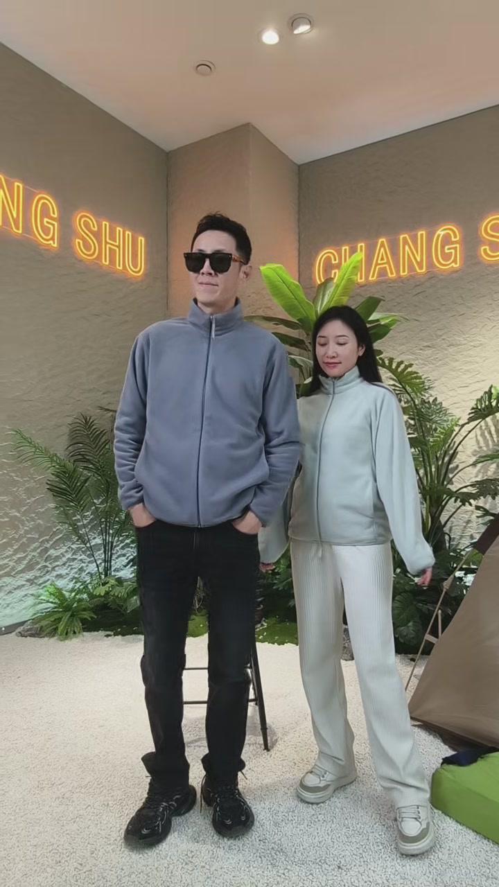 这件摇粒绒外套，399元值不值？胸口logo成谜，都市风穿搭新选择