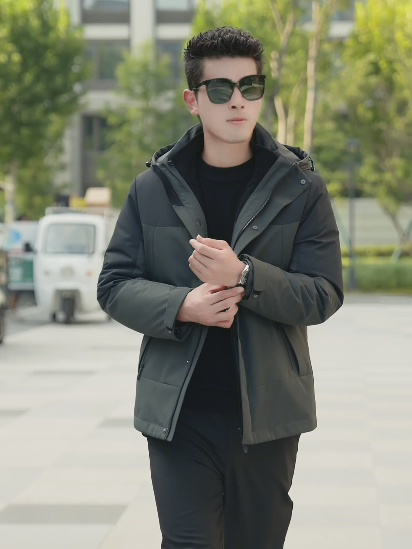 基百伦JIBAILUN脱卸羽绒服：冬季户外抗寒的自信之选，从容应对严寒挑战