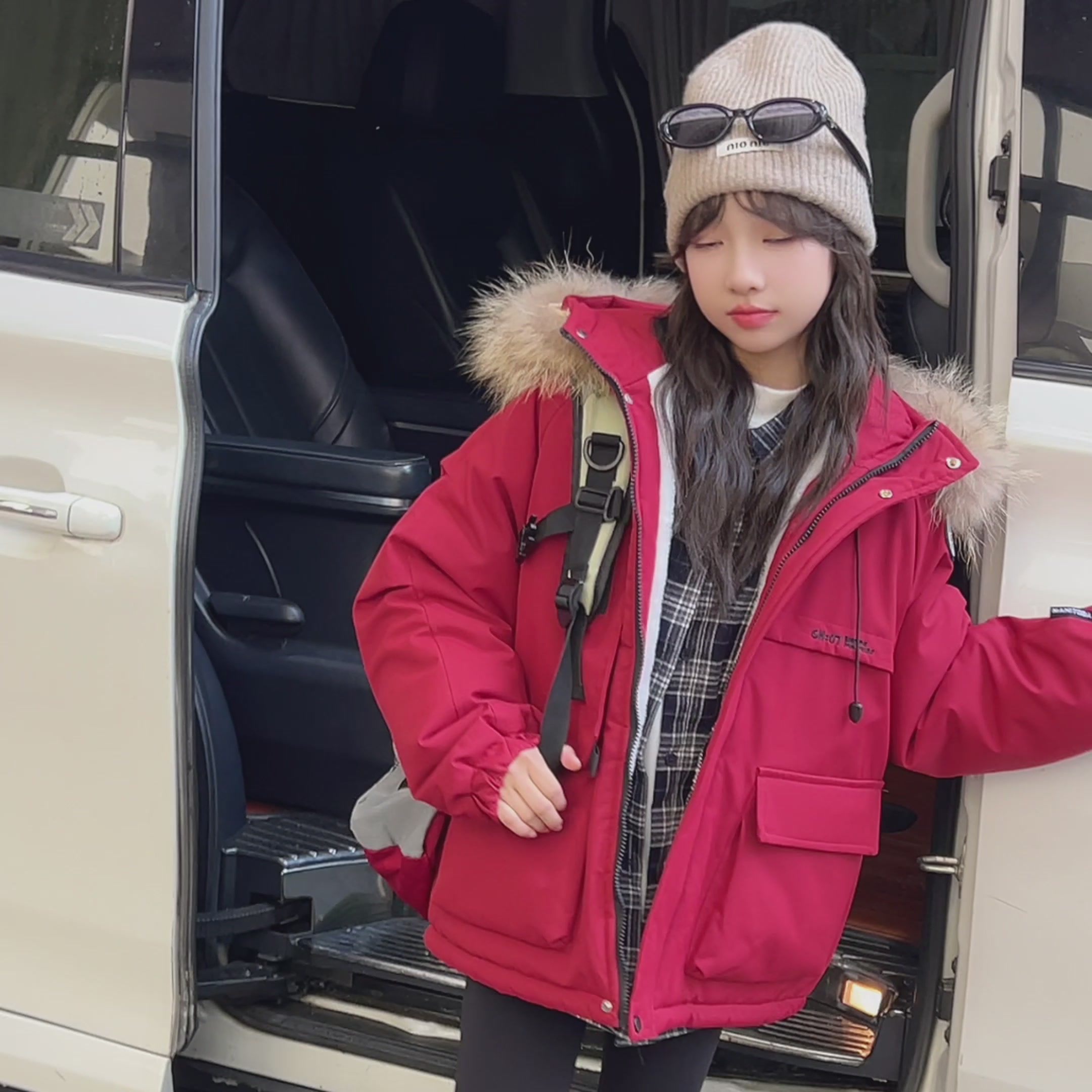 冬天就要穿得又暖又亮眼！这件红色派克服也太好看了吧！