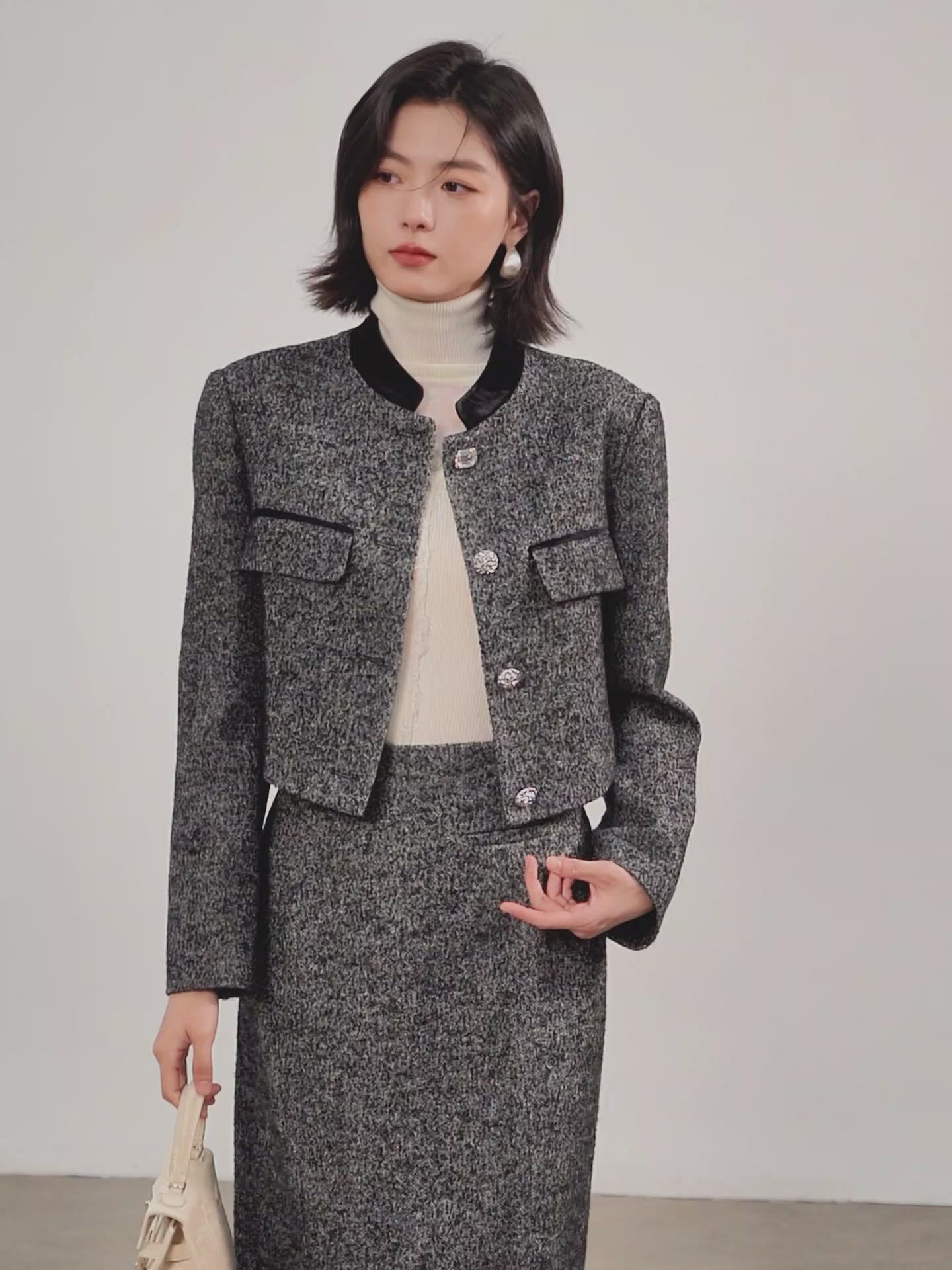 佧茜文丝绒短外套：复古风潮下的精致体验