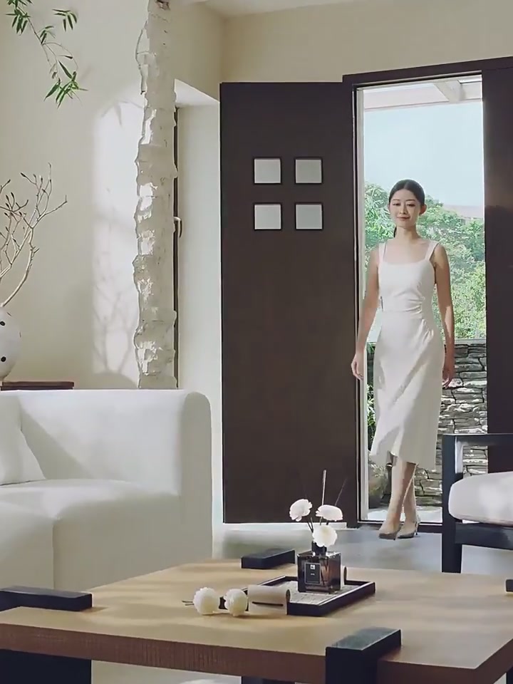 一条裙子的冒险：金菊JINJU气质A字裙，通勤路上的无畏宣言