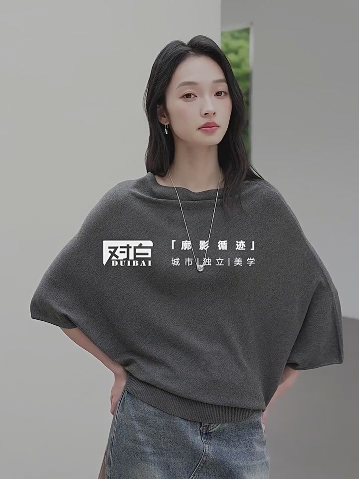 对白蝙蝠袖针织衫：一件能让你在人群中‘飞’起来的时尚单品