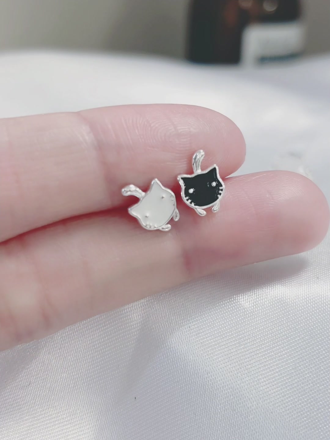 DTOTO猫咪耳环：不对称的银光，藏着猫咪的狡黠