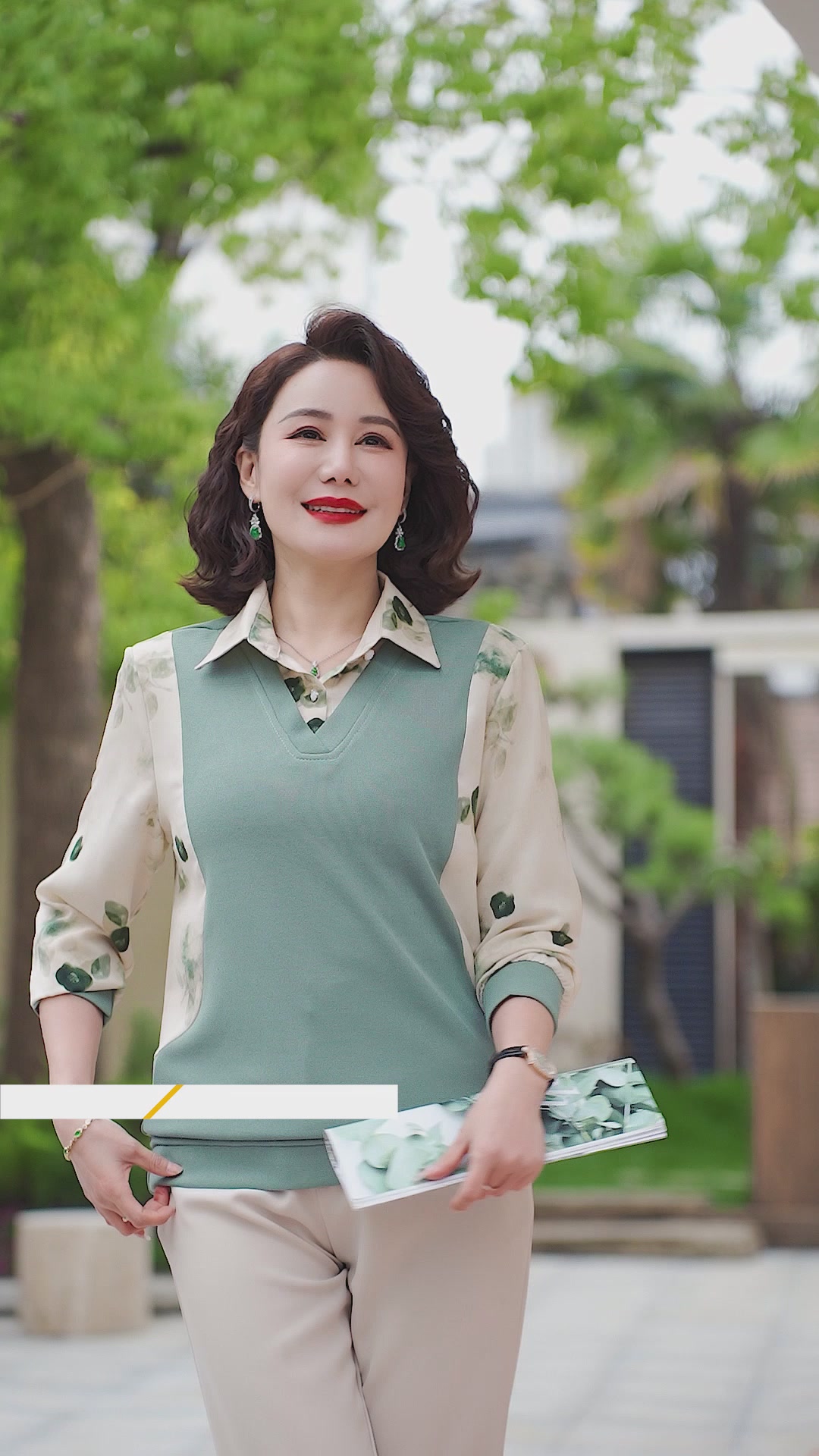 给妈妈的秋日温柔：纤依派翻领印花小衫，宽松气质打底新体验
