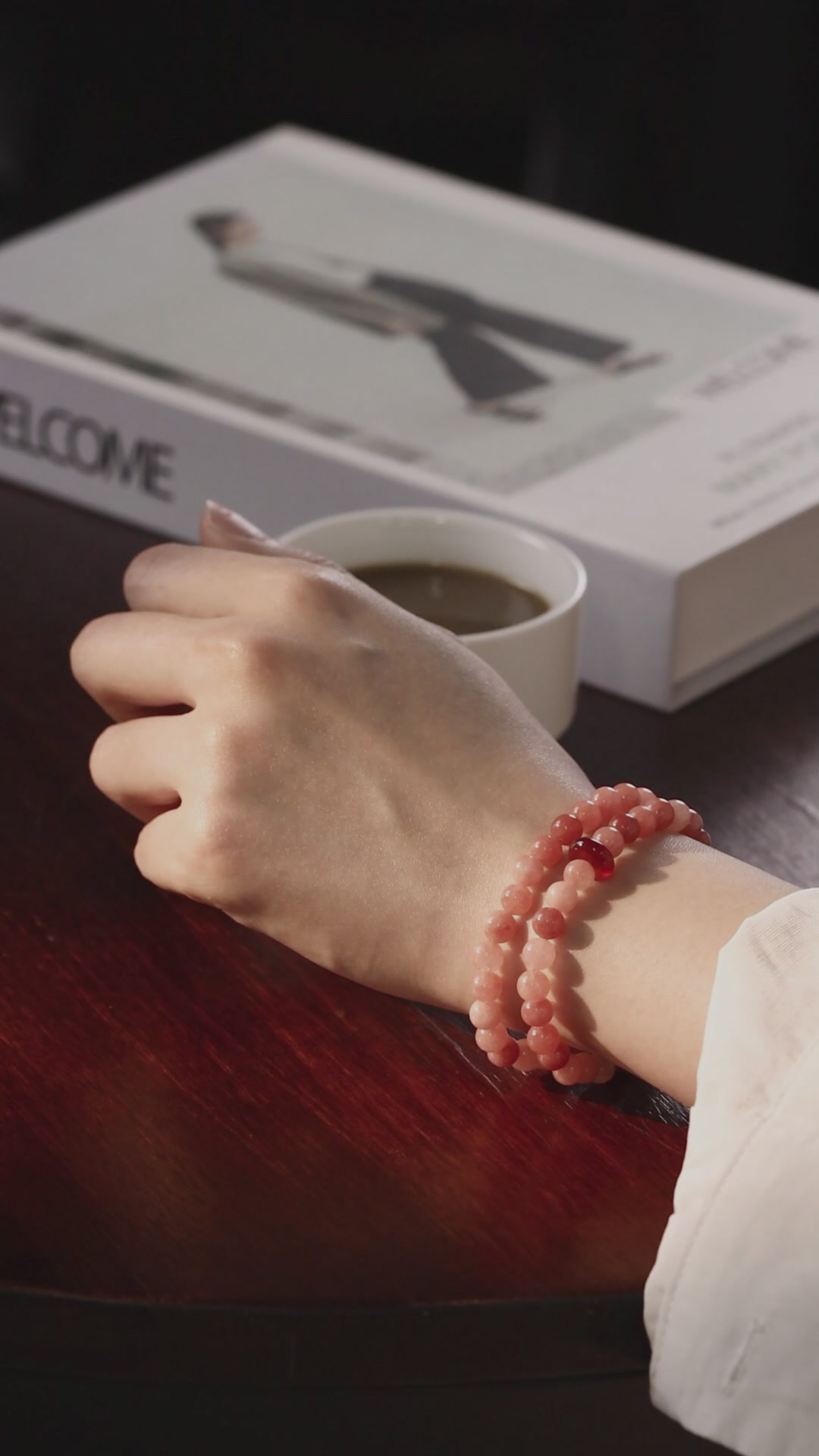 独处时光的温柔点缀：NATURALLY JOJO粉色太阳石手链，小众叠戴的治愈系新中式美学