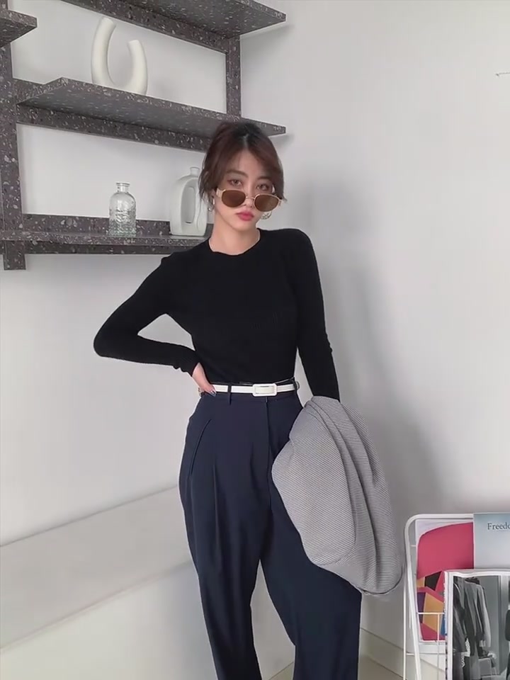 这件针织衫，我愿称之为秋冬内搭界的‘懒人福音’！