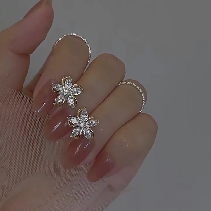 2026年必入！BAZAAR超闪花朵耳环，小众设计感绝了✨