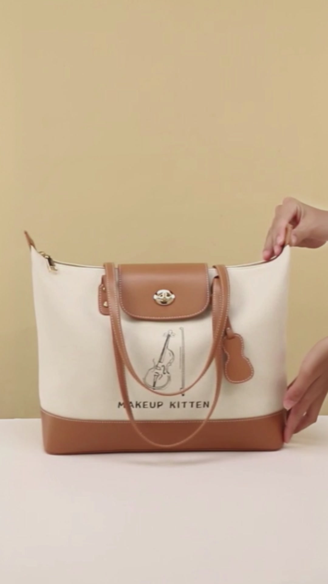 MAKEUP KITTEN托特包：文艺少女的冒险行囊，688元值不值？