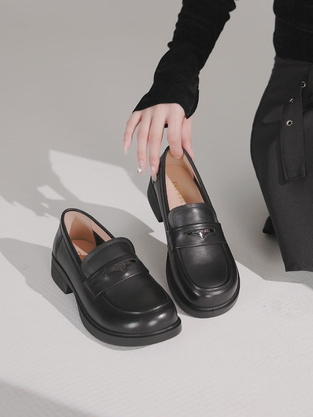 日泰这双乐福鞋，真皮厚底踩出英伦范儿，但698的价格值不值？