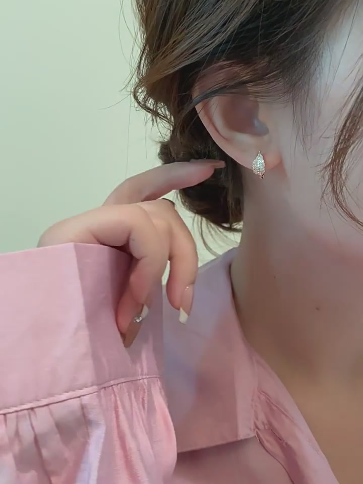 戴上这枚玫瑰金树叶耳环，我仿佛成了森林里最靓的崽