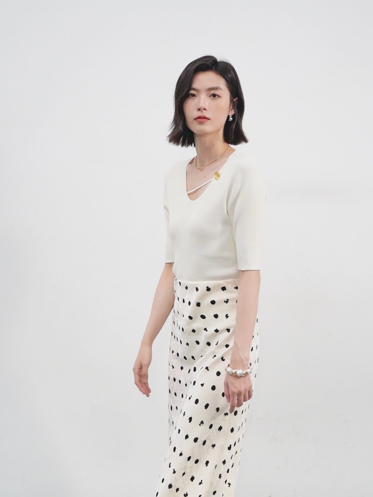 佧茜文镂空针织衫测评：上班族也能穿出高级感？