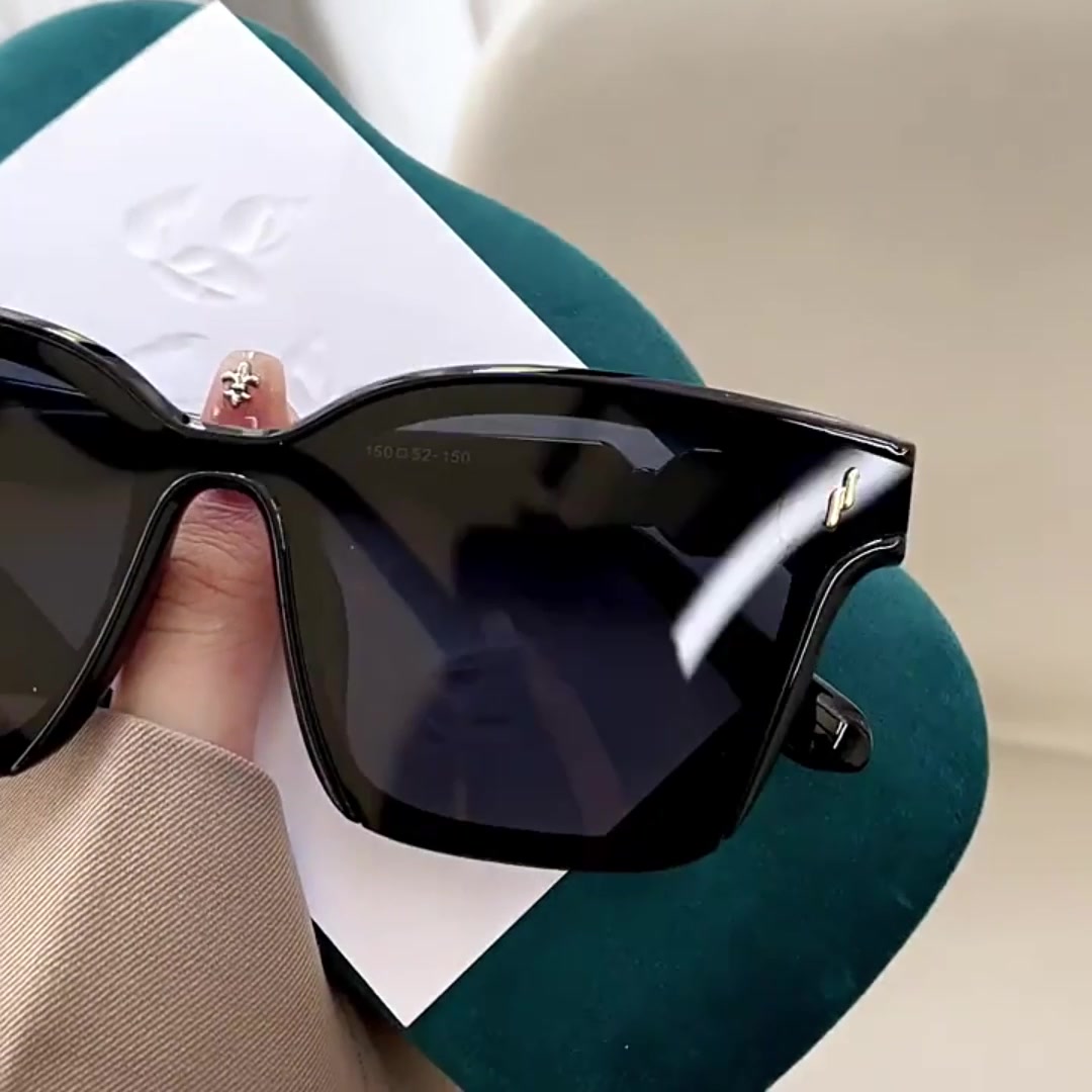 戴上傲龙AORON情侣墨镜，紫外线都怕了，凹造型还得看我们！