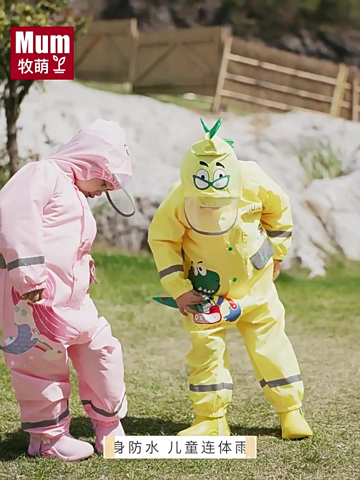 亲测！这款儿童雨衣让娃秒变雨天小超人，防水效果绝绝子！