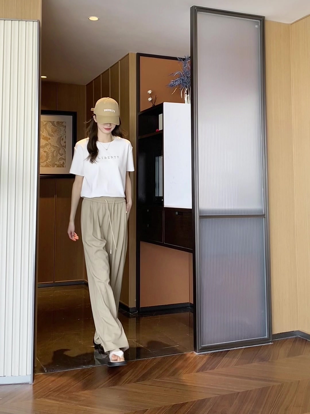 今芙这条卡其色条纹裤也太好穿了吧！慵懒风拖地裤真的绝了💕