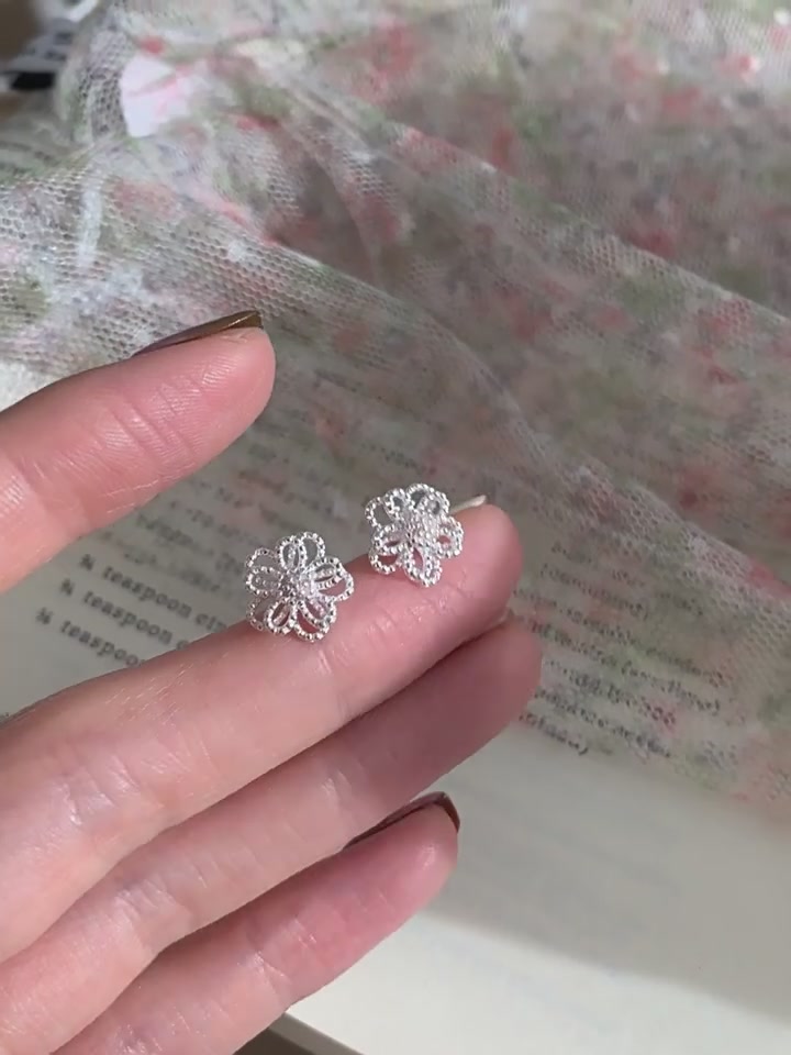 冬日里的一抹温柔✨BAZAAR花朵耳钉让我心动到不行！