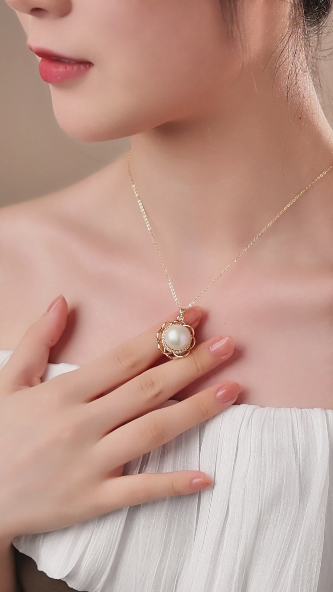 独处时光的温柔陪伴✨戴拉珍珠项链，让优雅不期而遇
