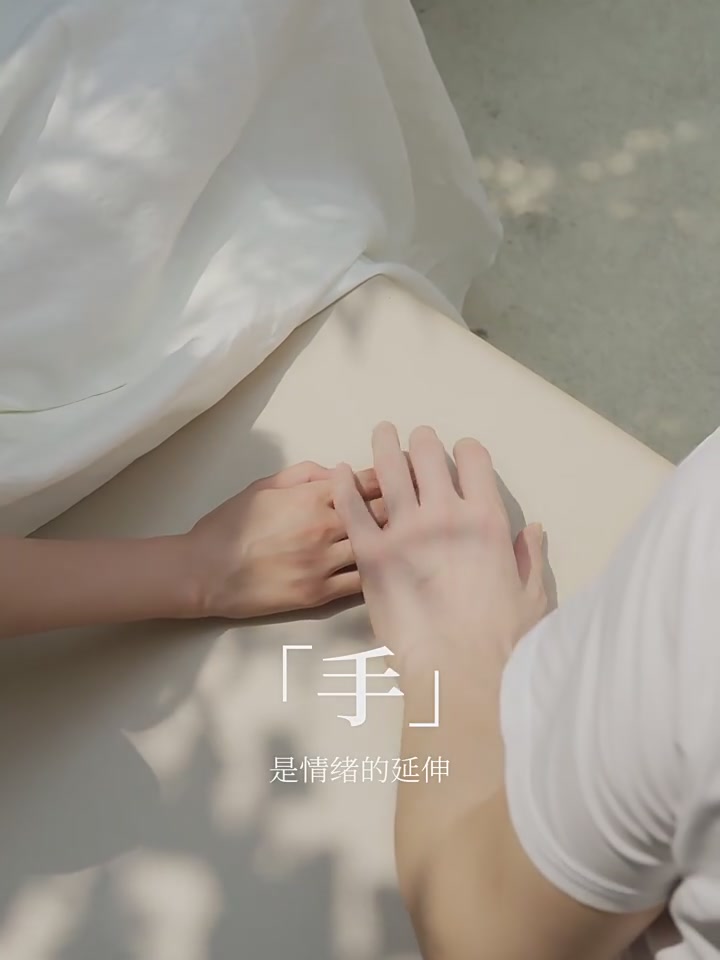 半亩花田护手霜：热巴同款，香氛与滋润的抽象梦境