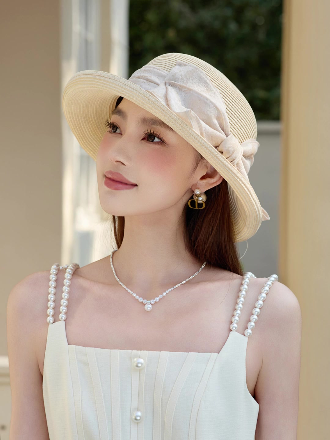 蓝诗梦戴遮阳帽：蝴蝶结下的夏日小确幸，值不值这个价？