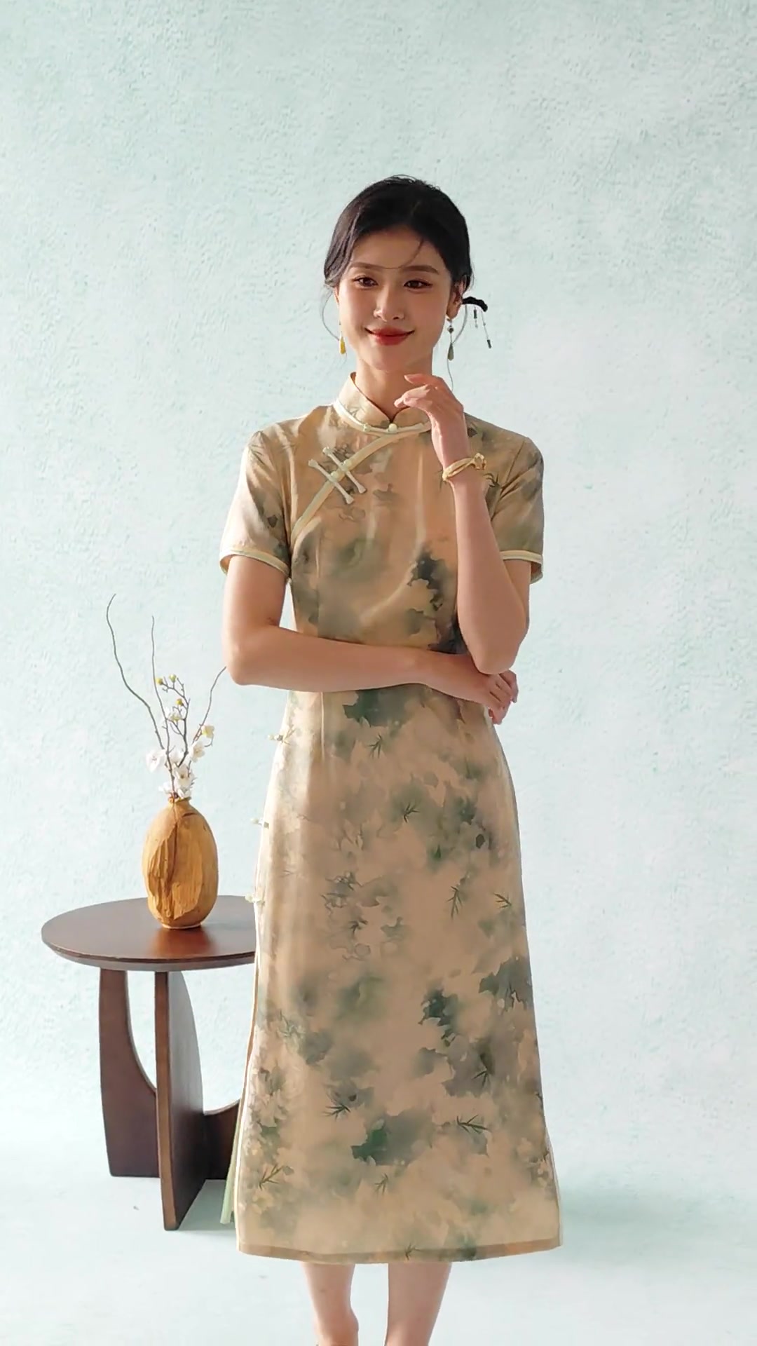 金菊旗袍：夏日里的清新风雅，一袭优雅穿越时光