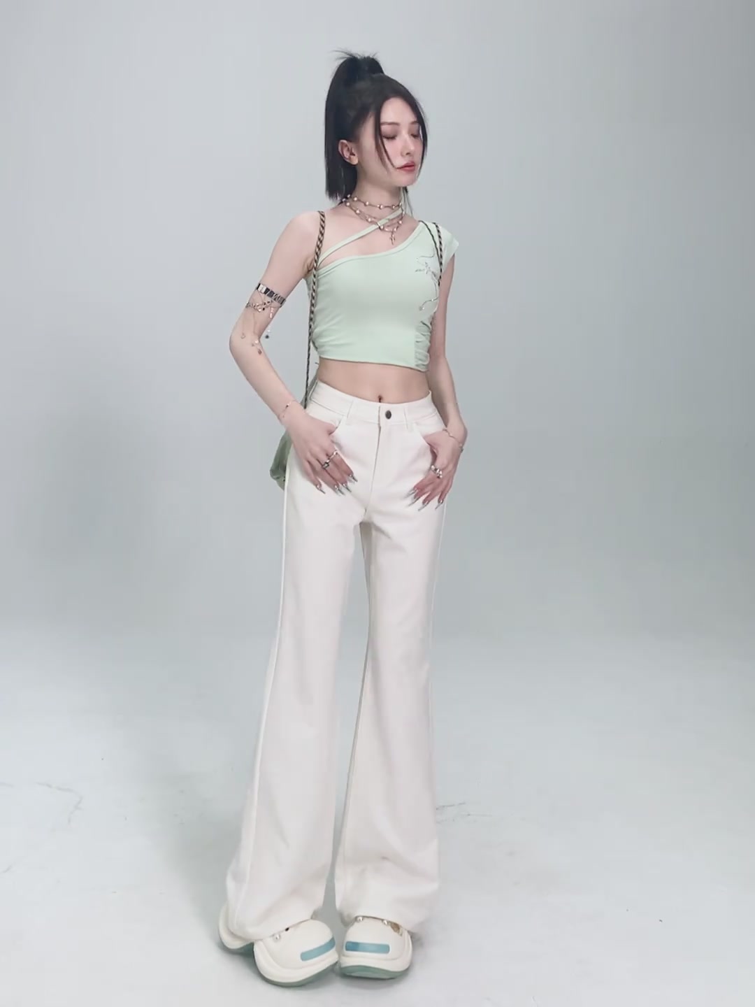 引闻高腰喇叭裤实测：显腿长是真的，但298元值不值？