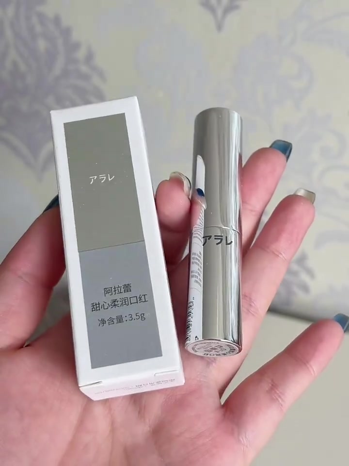 阿拉蕾甜心口红01#红番茄，88块就能拥有的显白神器！