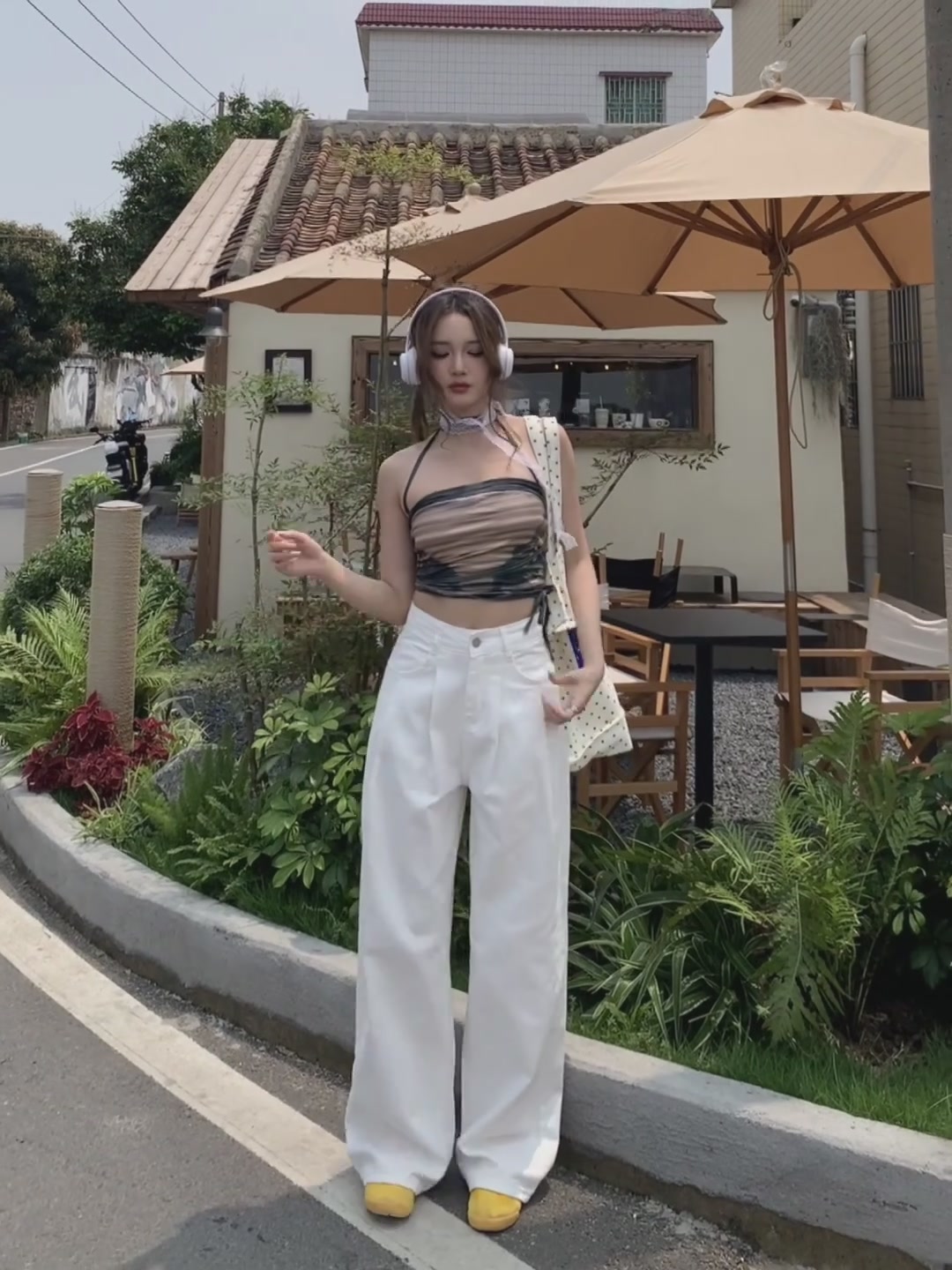 歌谛婕白色褶皱高腰直筒牛仔裤：一条让我从‘路人甲’变‘氛围感女神’的神裤