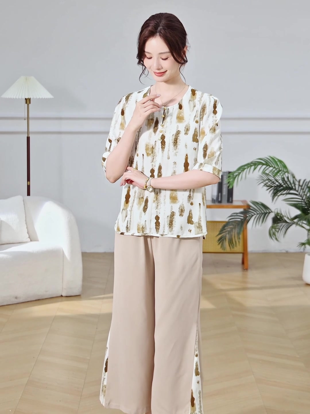 妈妈们的夏日‘王炸’套装：纤依派两件套，阔太范儿也能穿出少女感！