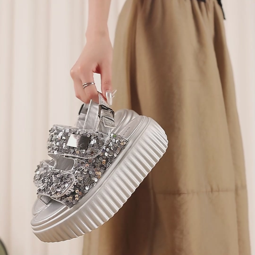 达芙妮厚底松糕凉鞋：增高界的文艺范儿，亮片闪到心坎里