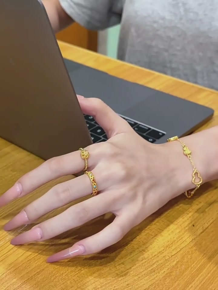 顽石记的这枚金色戒指，让我重新定义了日常通勤的“高级感”