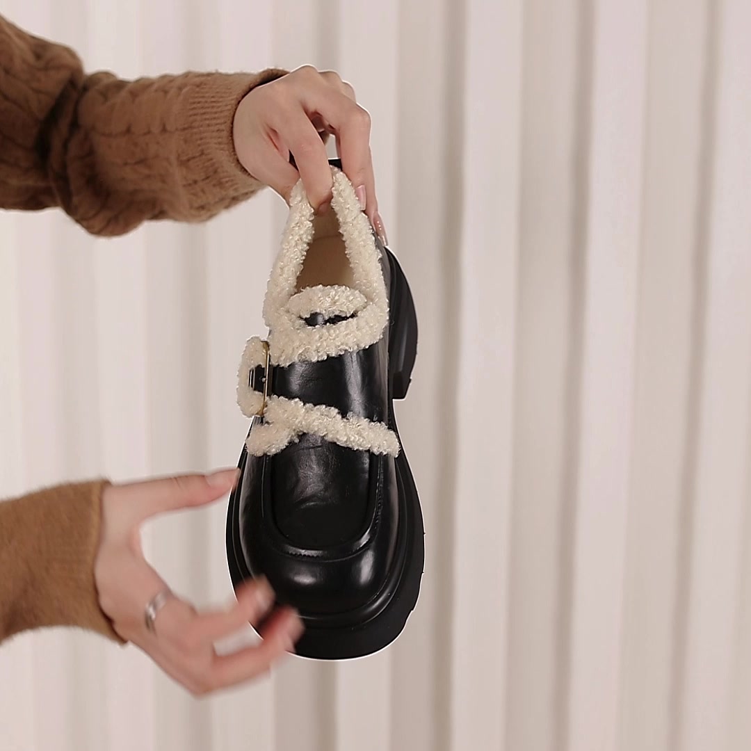 达芙妮松糕厚底乐福鞋：文艺女孩的冬日冒险，踩在云端还是踩雷？