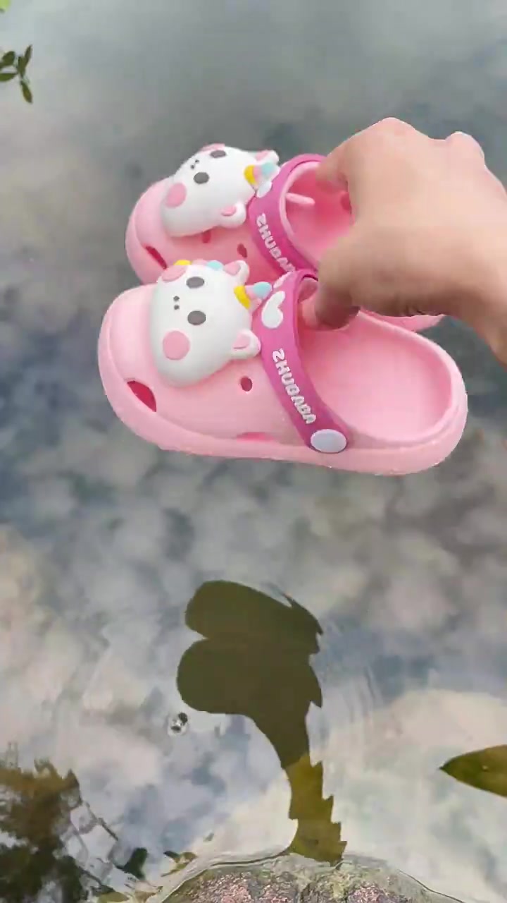 猪爸爸凉拖太可爱了！宝宝夏天必备的防滑神器！