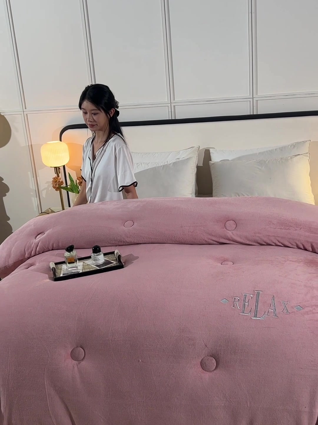 眠格牛奶绒绣花冬被：这个冬天，我被它温柔地‘裹’住了