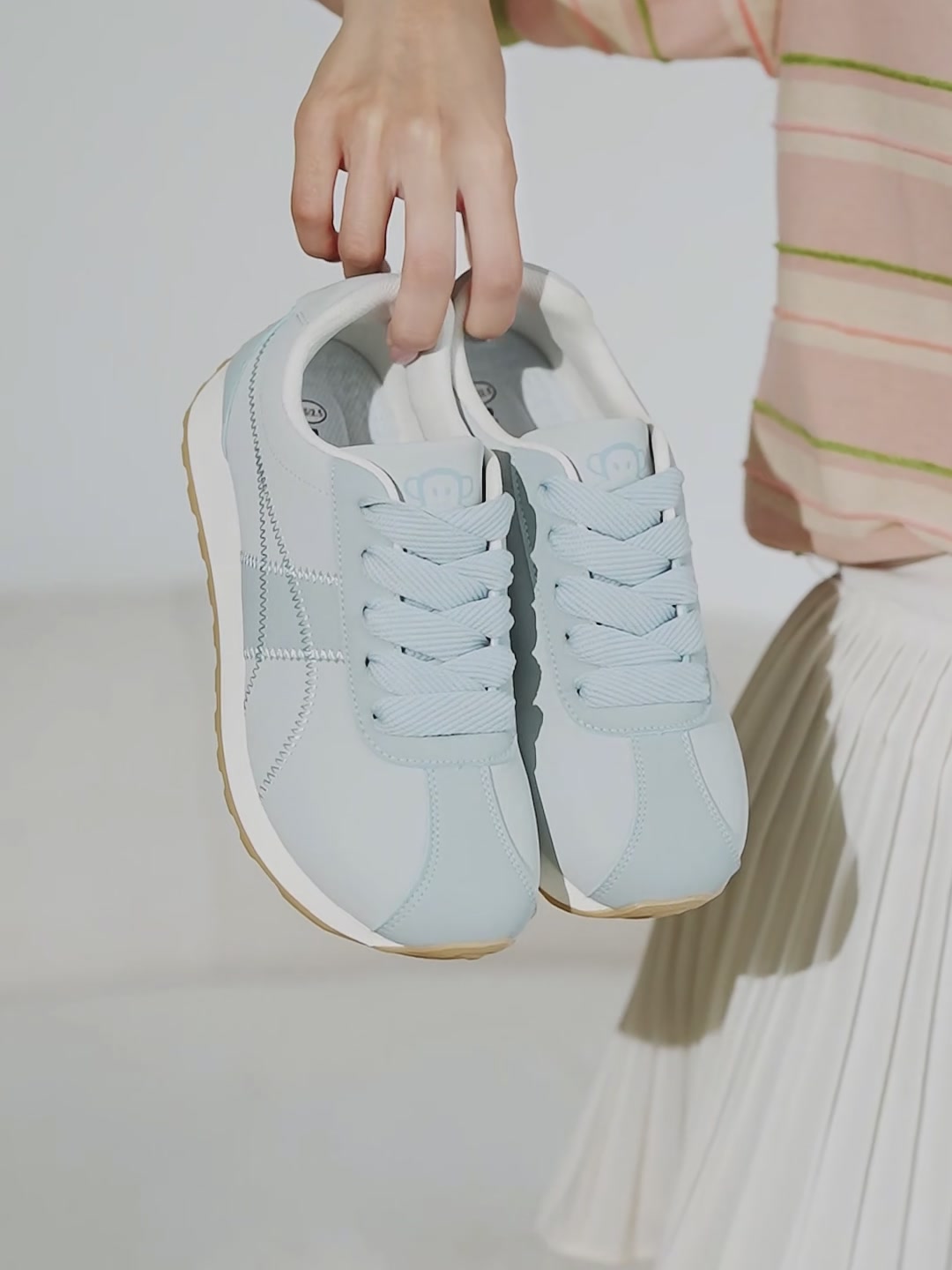 大嘴猴银色阿甘德训鞋：一双能让你“跑”进时尚圈的软底神器