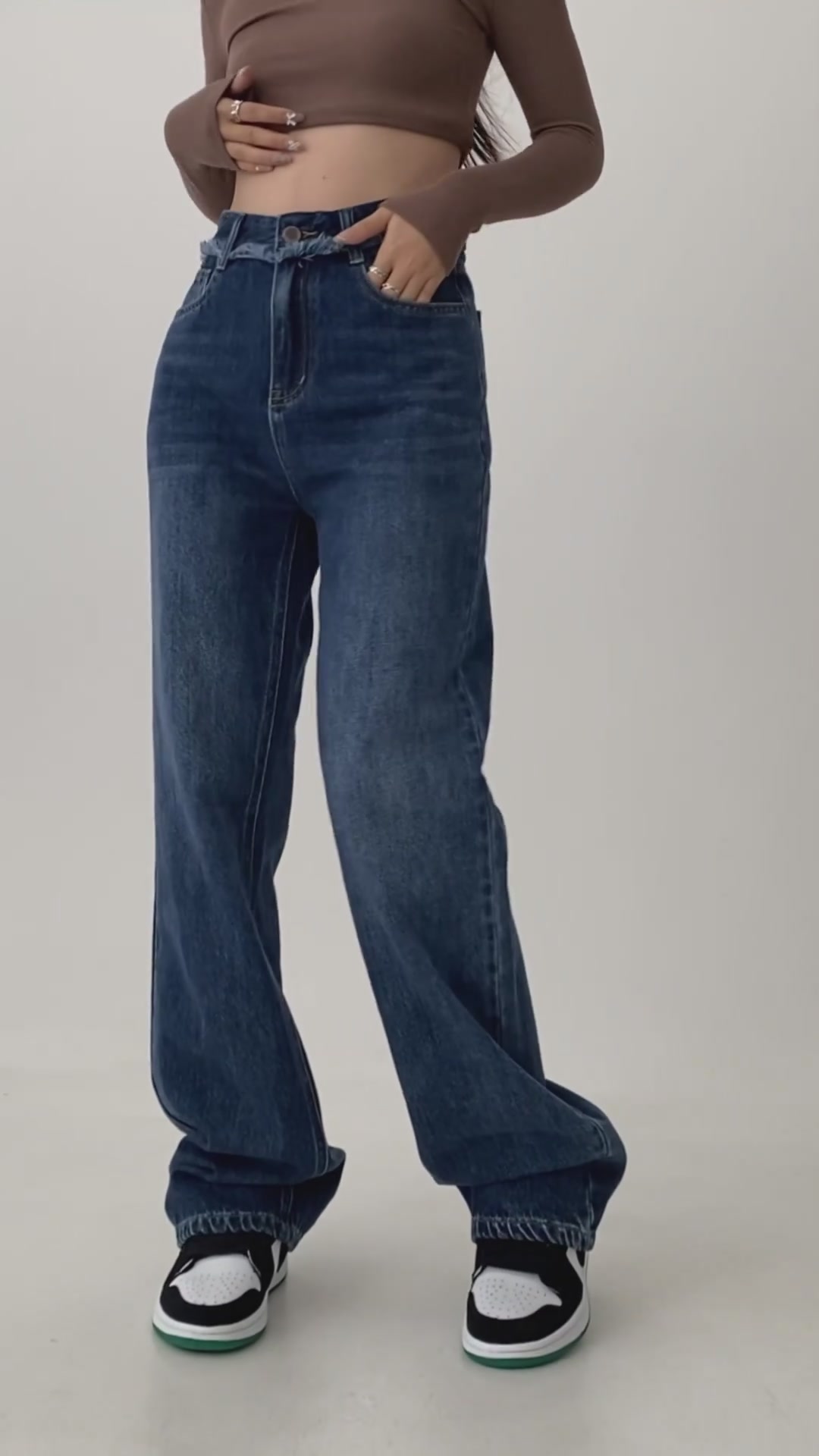 这条牛仔裤的皮牌毛边设计，让我在闺蜜圈里被夸爆了！