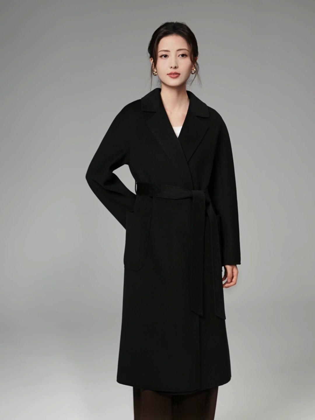 穿上这件羊绒大衣，我仿佛把整个冬天都温柔地裹在了身上