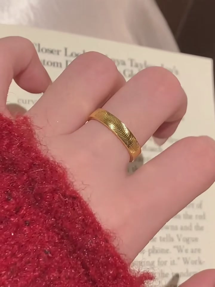 ✨素圈戒指也能这么高级！DTOTO猫眼银戒太绝了