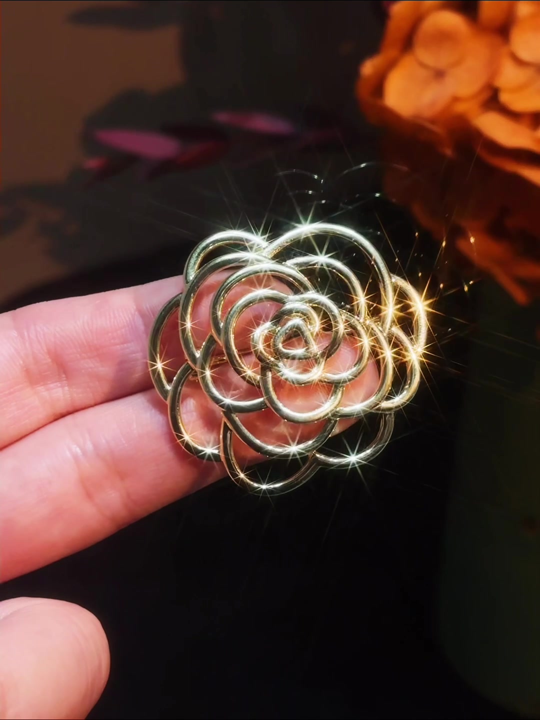 Rena Chris新款山茶花胸针：防走光神器还是时尚灾难？